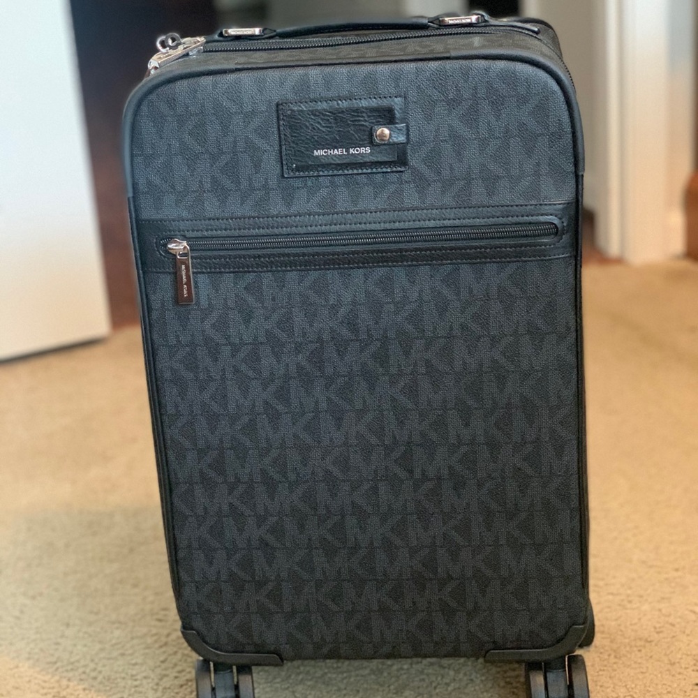 Michael Kors 3 piece Travel Set - Picture 2 of 8